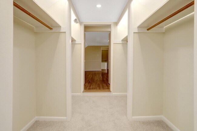 Building Photo - 8005 Candlewood Dr