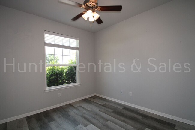 Building Photo - 1619 Neuberry Cliffe
