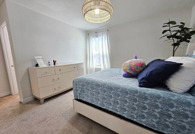 Building Photo - 3700 SF 4/4 Available Now!