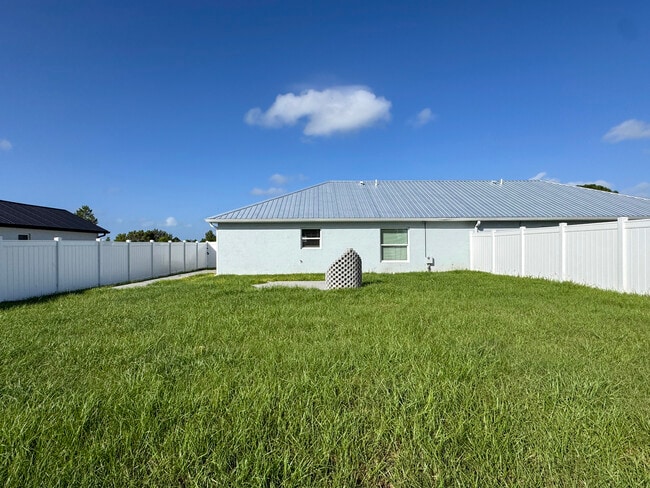 Building Photo - 6827 San Bruno Dr