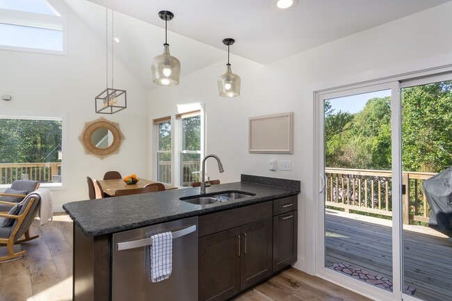 Building Photo - Candler Rental!