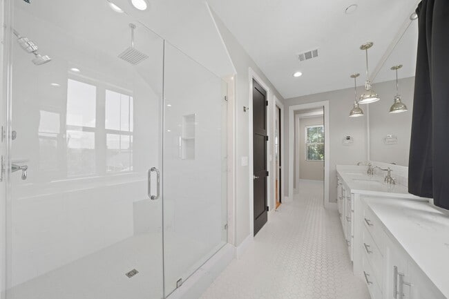 Building Photo - 5343 Larkin St