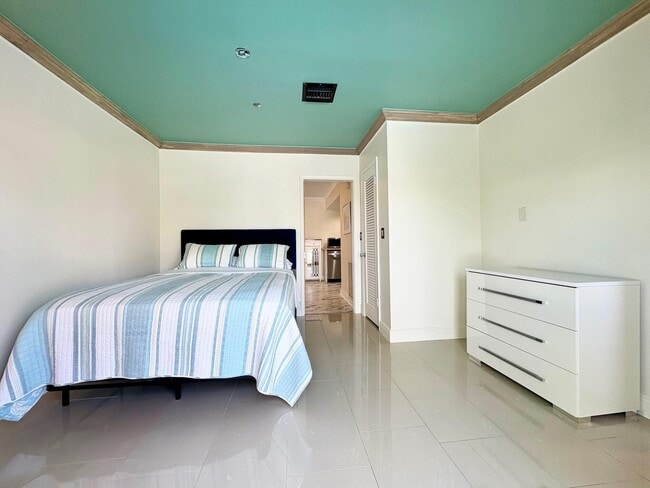 Building Photo - 999 SE 6th Terrace