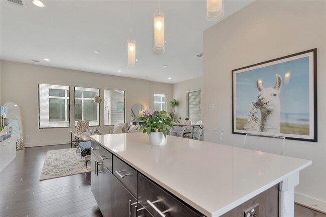 Building Photo - 3210 N MacGregor Way