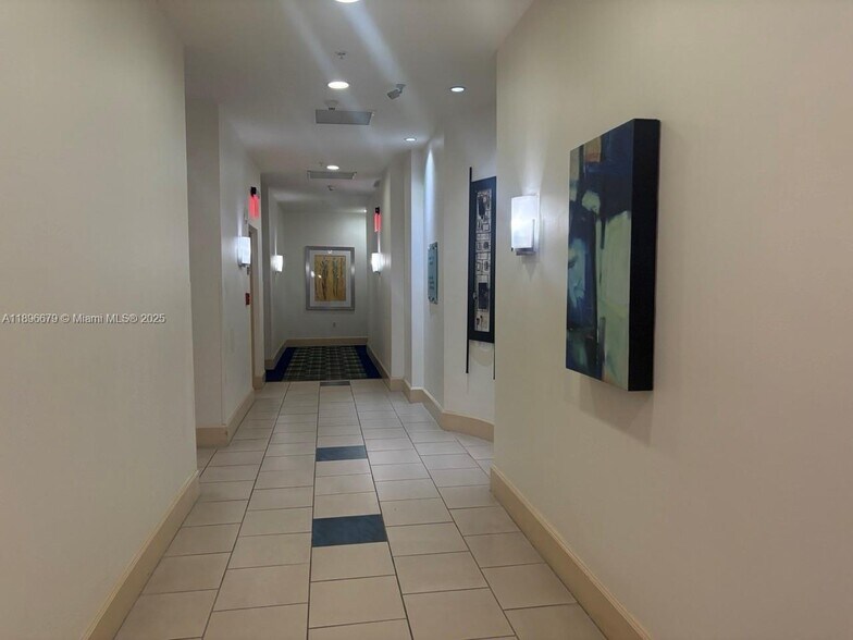 Building Photo - 2000 N Bayshore Dr