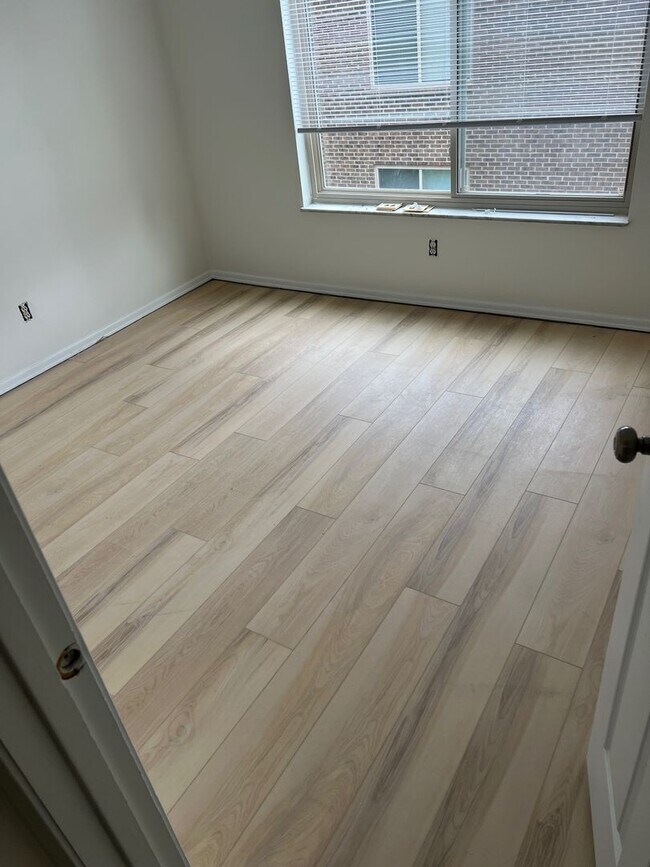 Building Photo - Luxury Two-Bedroom, Stainless Appliances, ...