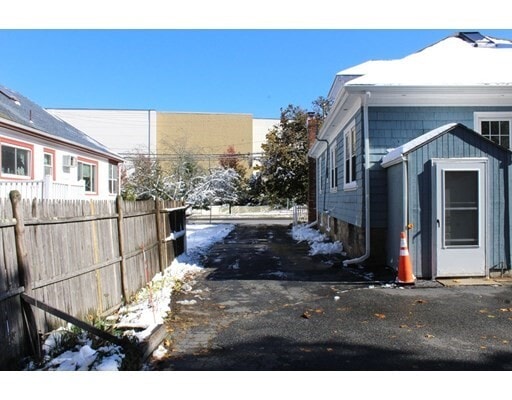Building Photo - 211 Elm St