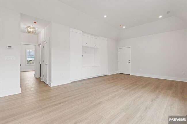 Building Photo - 445 Ramapo Valley Rd