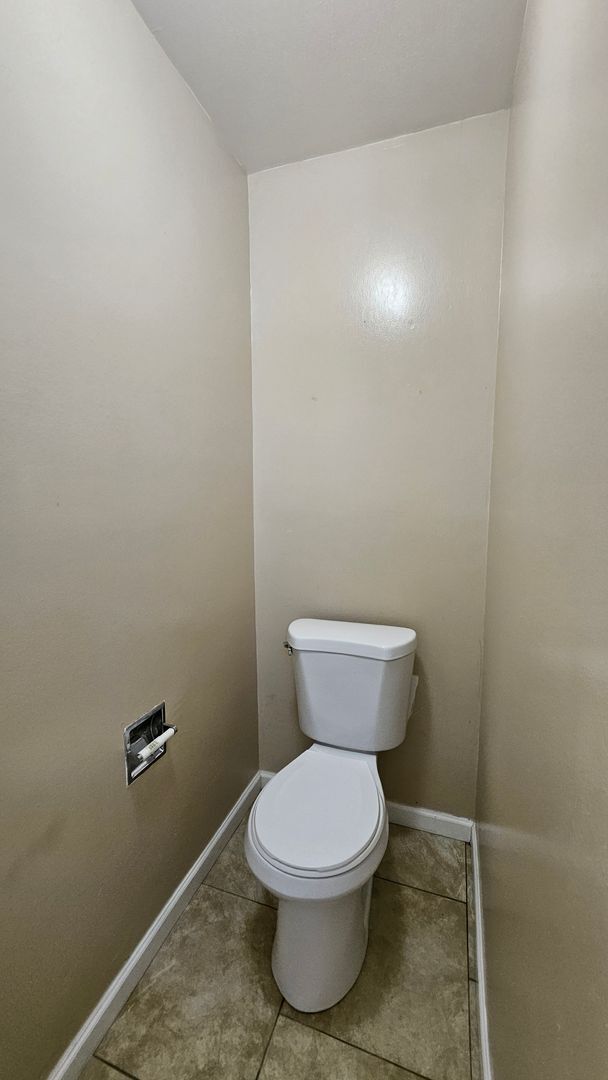 Building Photo - 3 Bed 2 Bath