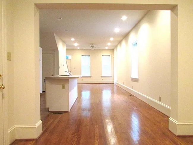 Building Photo - 3 S Plum St