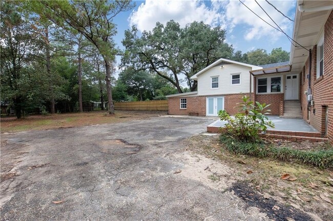 Building Photo - 424 Byron Ave E