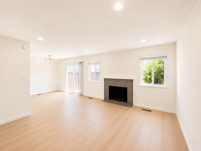 Building Photo - Townhome has been remodeled top to bottom, everything brand new!