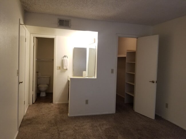 Building Photo - AVAILABLE NOW 2 BEDROOM 2 BATH CONDO WOODG...