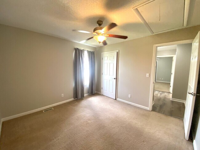 Building Photo - 2719 Knob Ct