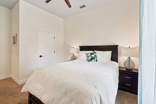 Building Photo - Beautiful 3/3 Pool Home in Gated Community W/ Lake Access