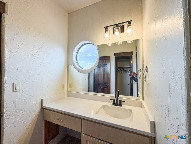 Building Photo - 2000 Village Oak