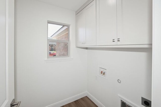 Building Photo - Furnished