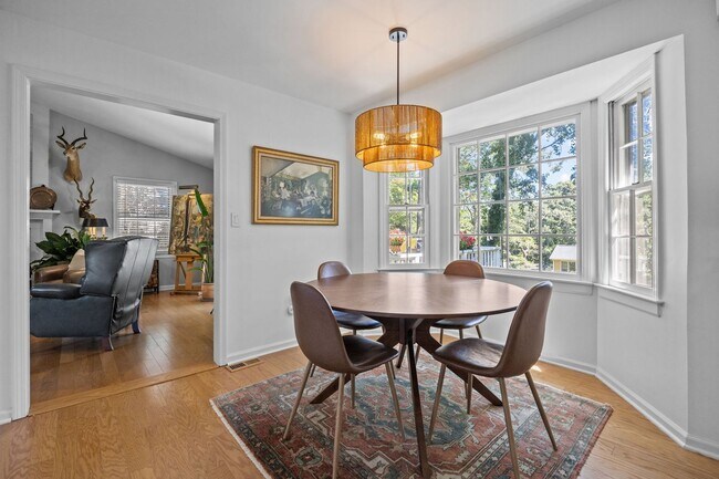 Building Photo - Gorgeous Mid-Century Modern Ranch in West Raleigh near NCSU and Lake Johnson - Fenced-in Backyard!