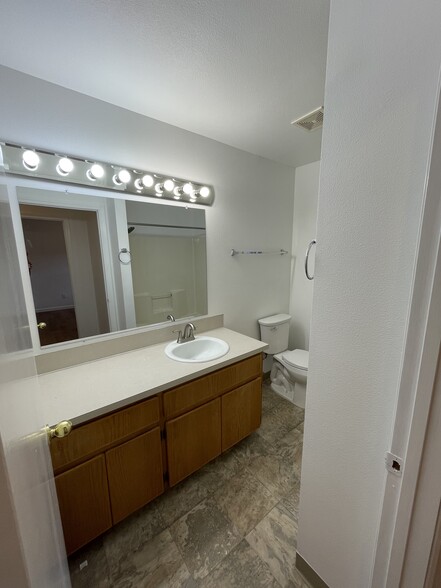 Upstairs Bath - 4709 NE Leverich Ct