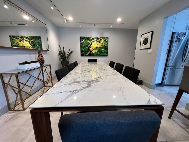 Building Photo - 4021 N Cypress Dr