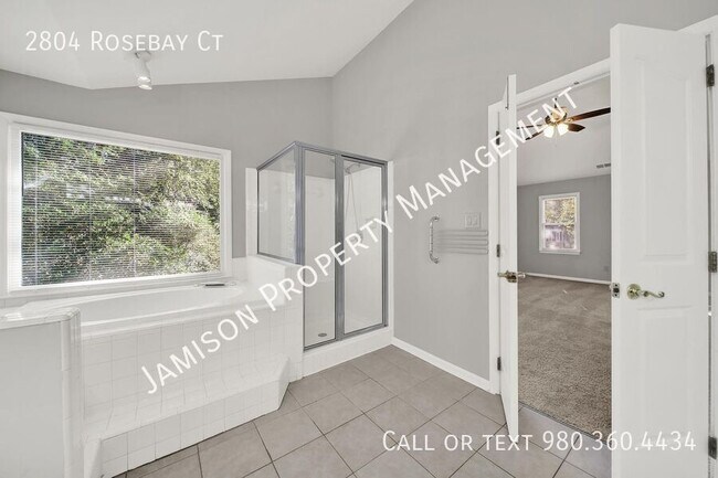 Building Photo - 2804 Rosebay Ct