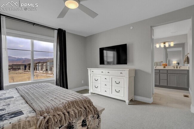 Building Photo - Beautiful and Newer 3 Bedroom Townhome in ...