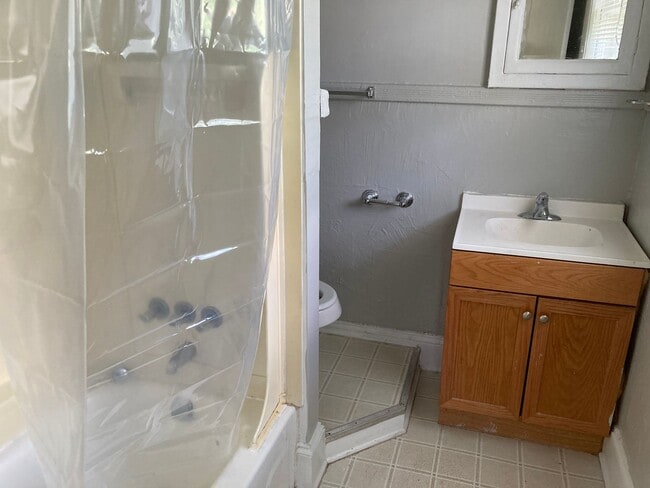 Building Photo - 1Bedroom/ 1 Bath Apartment on Fourth St. M...