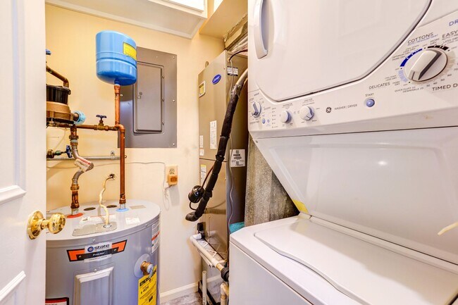 Building Photo - Beautiful 2-Bedroom 2-Bathroom Condo with Loft In The Heart of Germantown