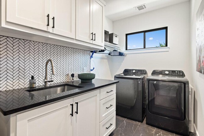 Building Photo - 223 Golden Bear Dr