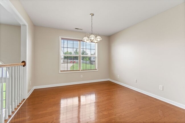 Building Photo - Come take a look at this 5 bedroom beauty!