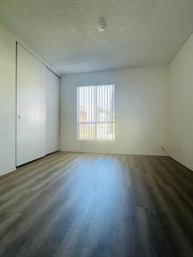 Building Photo - Charming 2-Bedroom, 1.75-Bathroom Unit with Garage, Patio & Community Amenities!