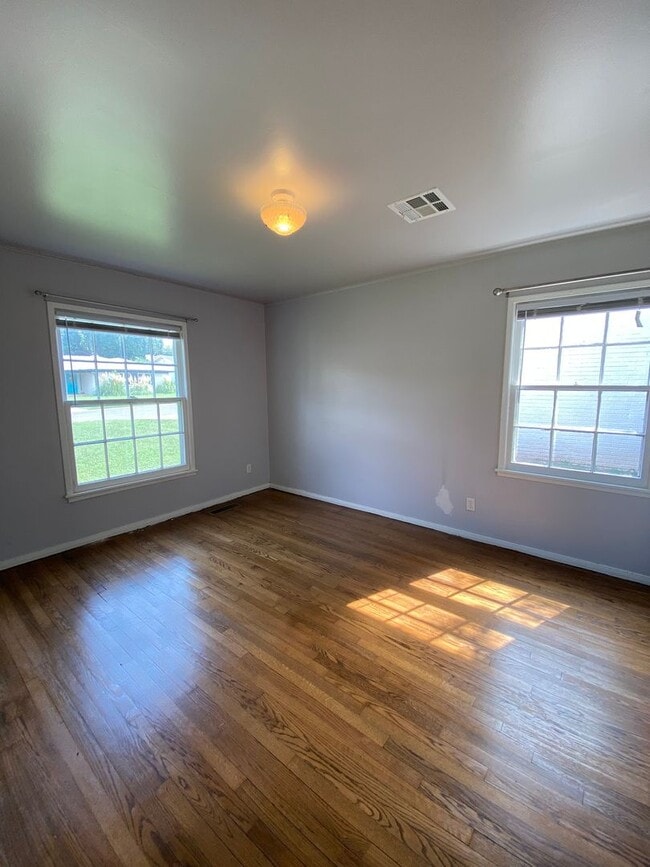 Building Photo - Cute 2 Bed 1 Bath in The Village