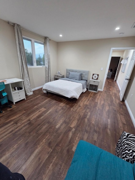 Building Photo - 10644 Vanalden Ave