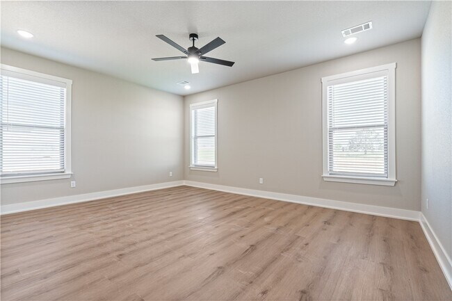 Building Photo - 7006 SW Orange Ave