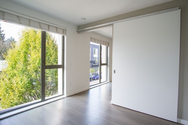 Building Photo - 2nd Floor Modern & Sleek 1Bdr w/Floor-to-C...