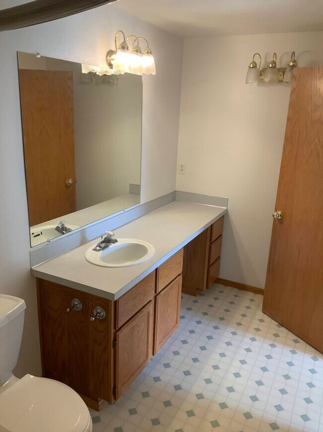 Building Photo - 3 Bedroom, 2 Bathroom House in Springfield