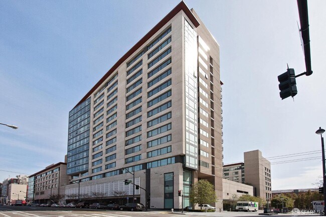 Building Photo - 260 King St