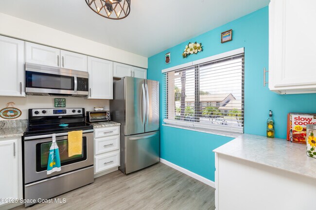 Building Photo - 2245 Golf Isle Dr