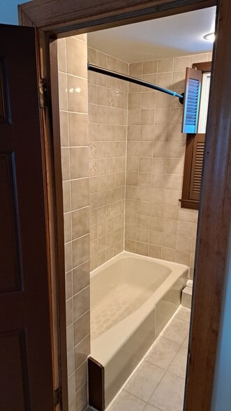 Full bath - 200 Park Ave