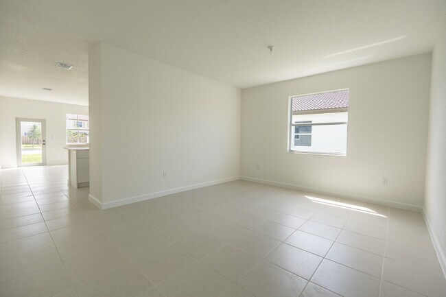 Building Photo - 2485 SE 29th Dr