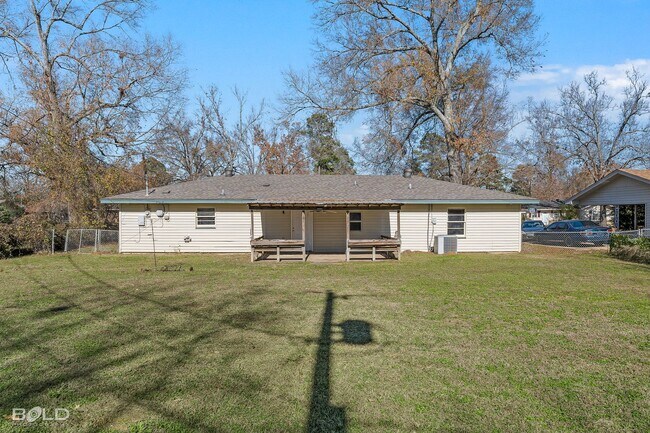 Building Photo - 3 bedroom 1 bath Southern Charm