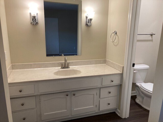 Building Photo - 3 BR 2.5 BA End Unit Townhouse