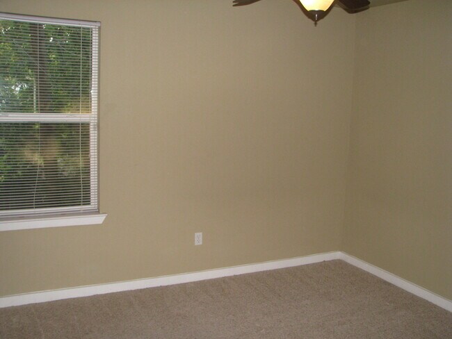 Building Photo - UT PRE-LEASE: North Campus 6 bed / 3 bath Remodel, High-End Kitchen Features SS Appliances, Wood ...