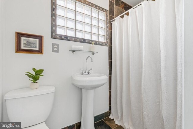 Building Photo - 801 S Rose St