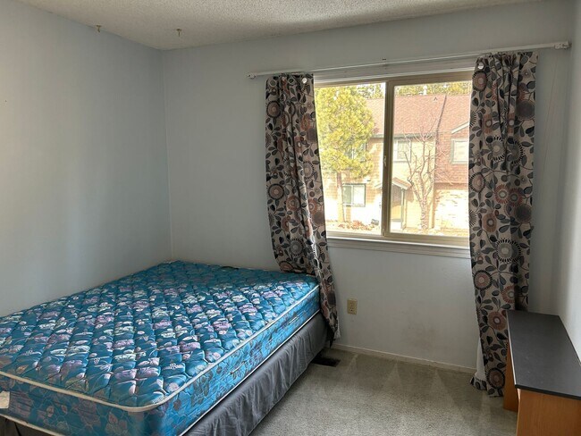 Building Photo - Long-term Lake Forest Glenn Condo