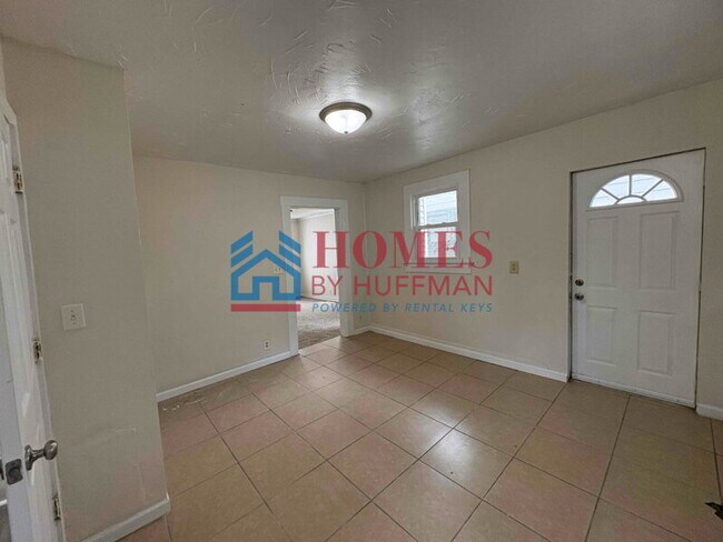Building Photo - Three Bedroom House | Two Bathroom | Depos...