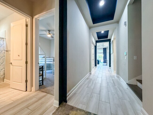 Building Photo - Modern-Luxury 5/3 in Oakmont