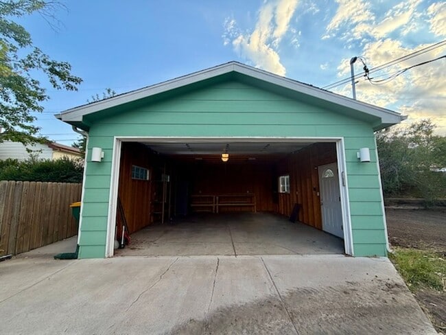 Building Photo - 387 S Queen Cir