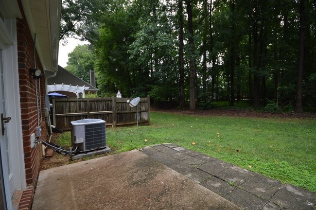 Building Photo - 3319 Philmont Dr