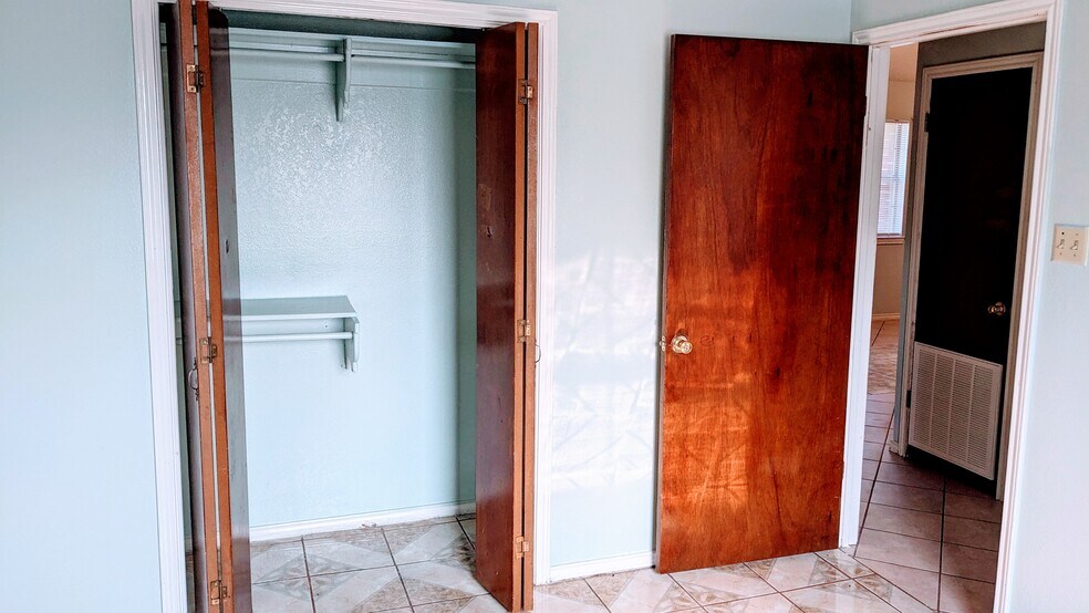 Building Photo - 1820 Mercer St